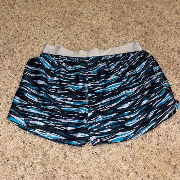 Women’s under Armor shorts size medium - Picture 2 of 2